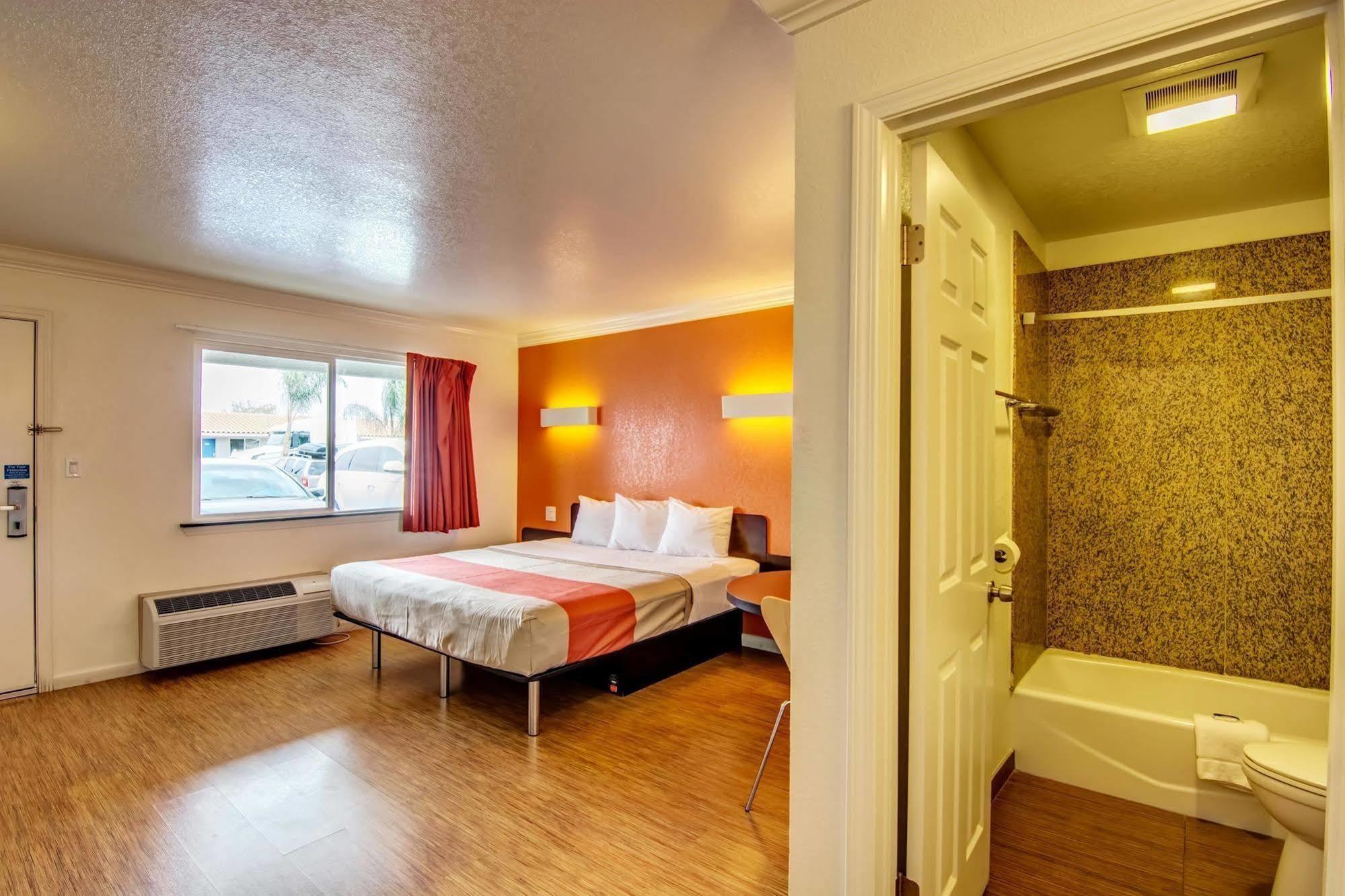 Motel 6 Manteca Buitenkant foto