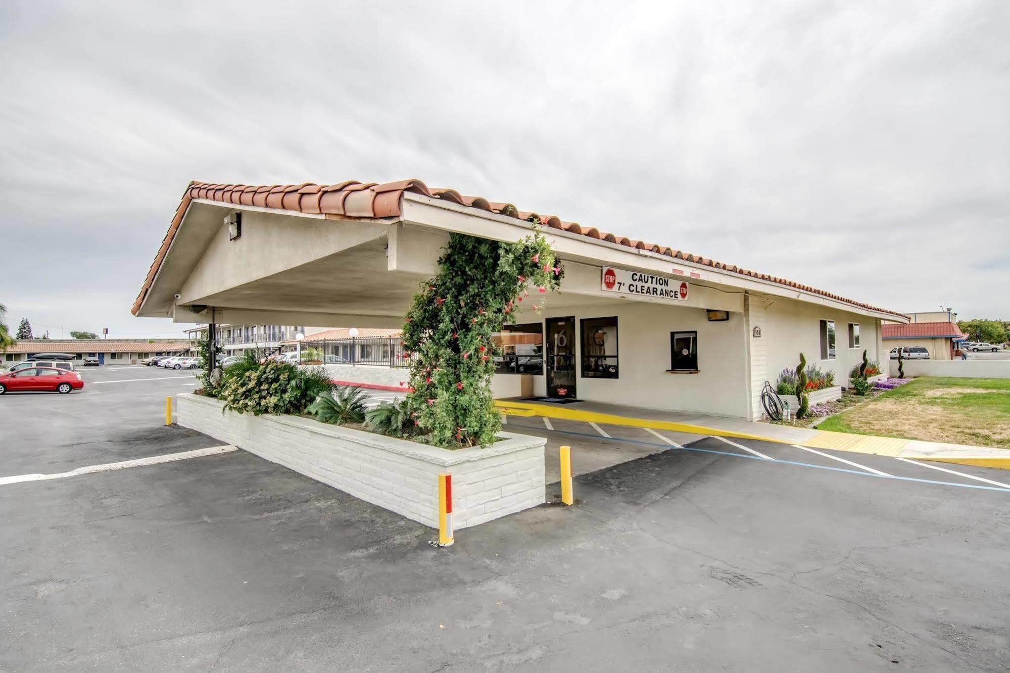 Motel 6 Manteca Buitenkant foto