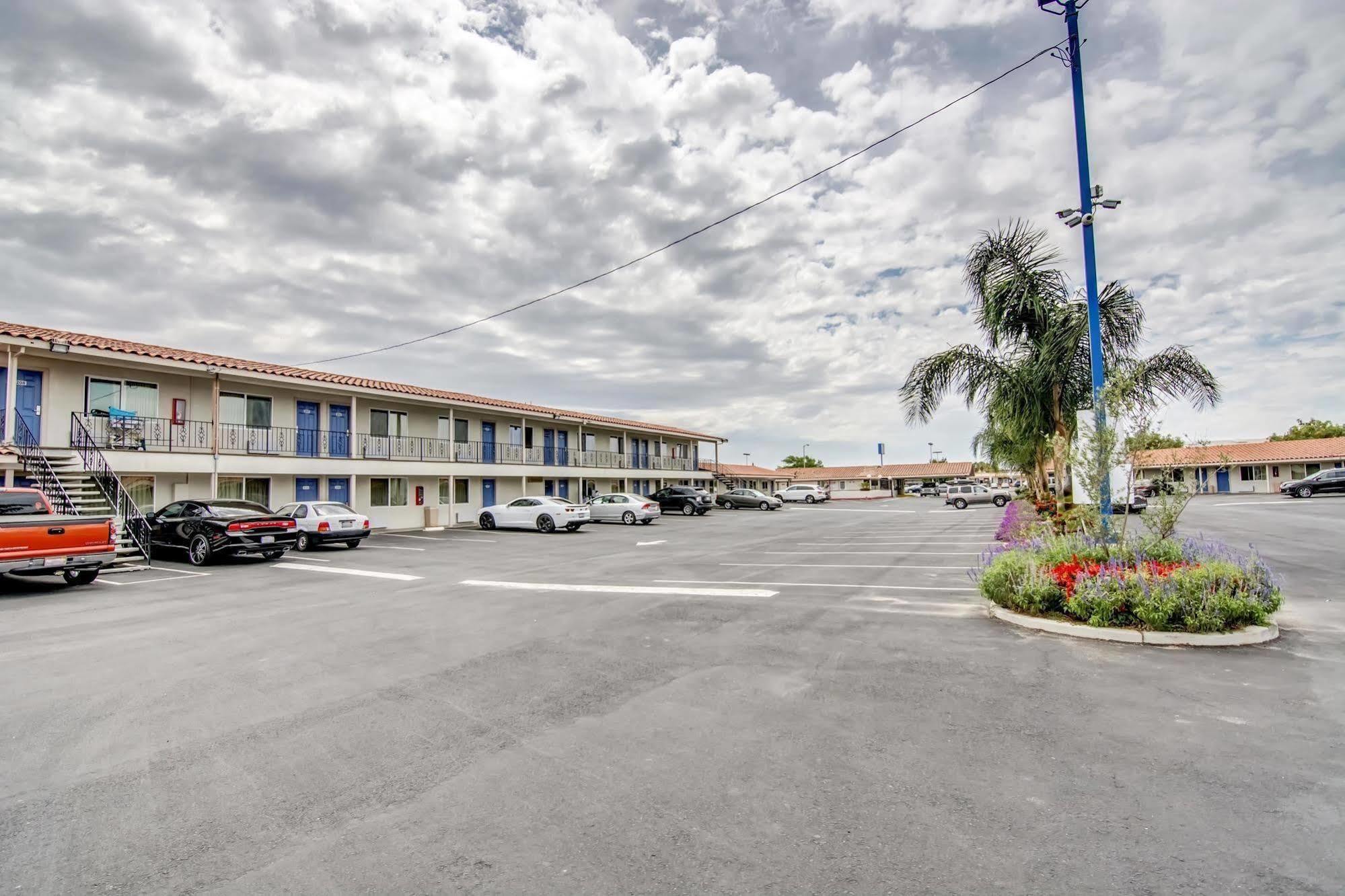 Motel 6 Manteca Buitenkant foto